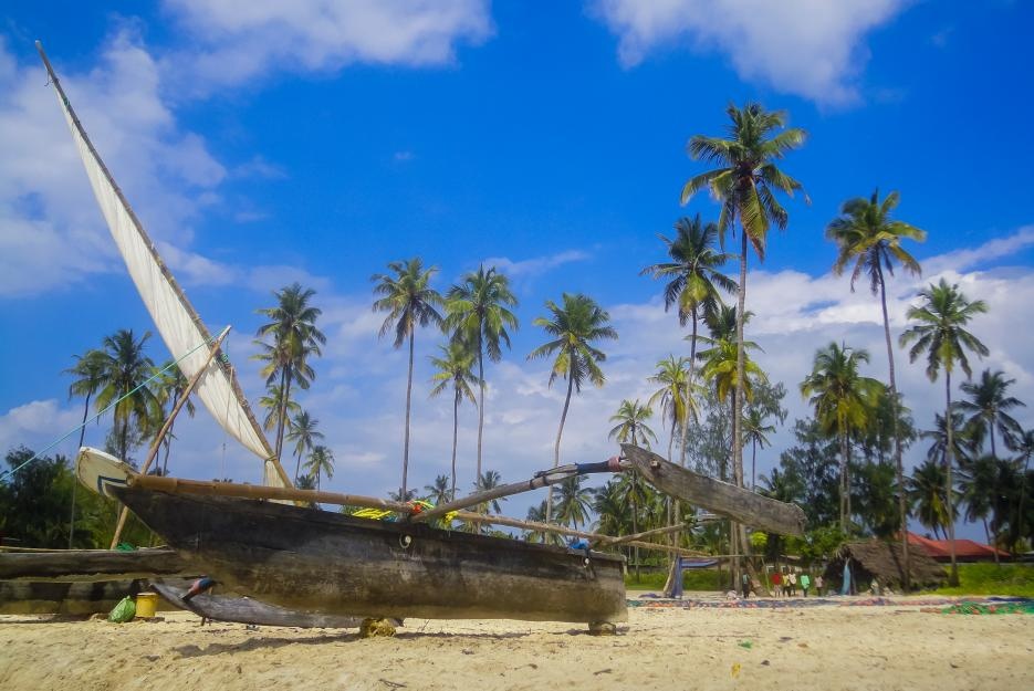 Pláž Nungwi s loďkami na Zanzibaru.