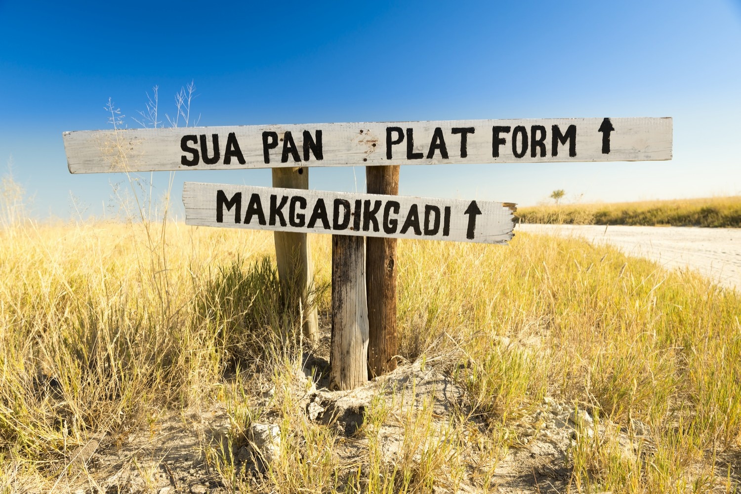 Dřevěná cedule na silnici pro dopravu do NP Makgadikgadi Pans.