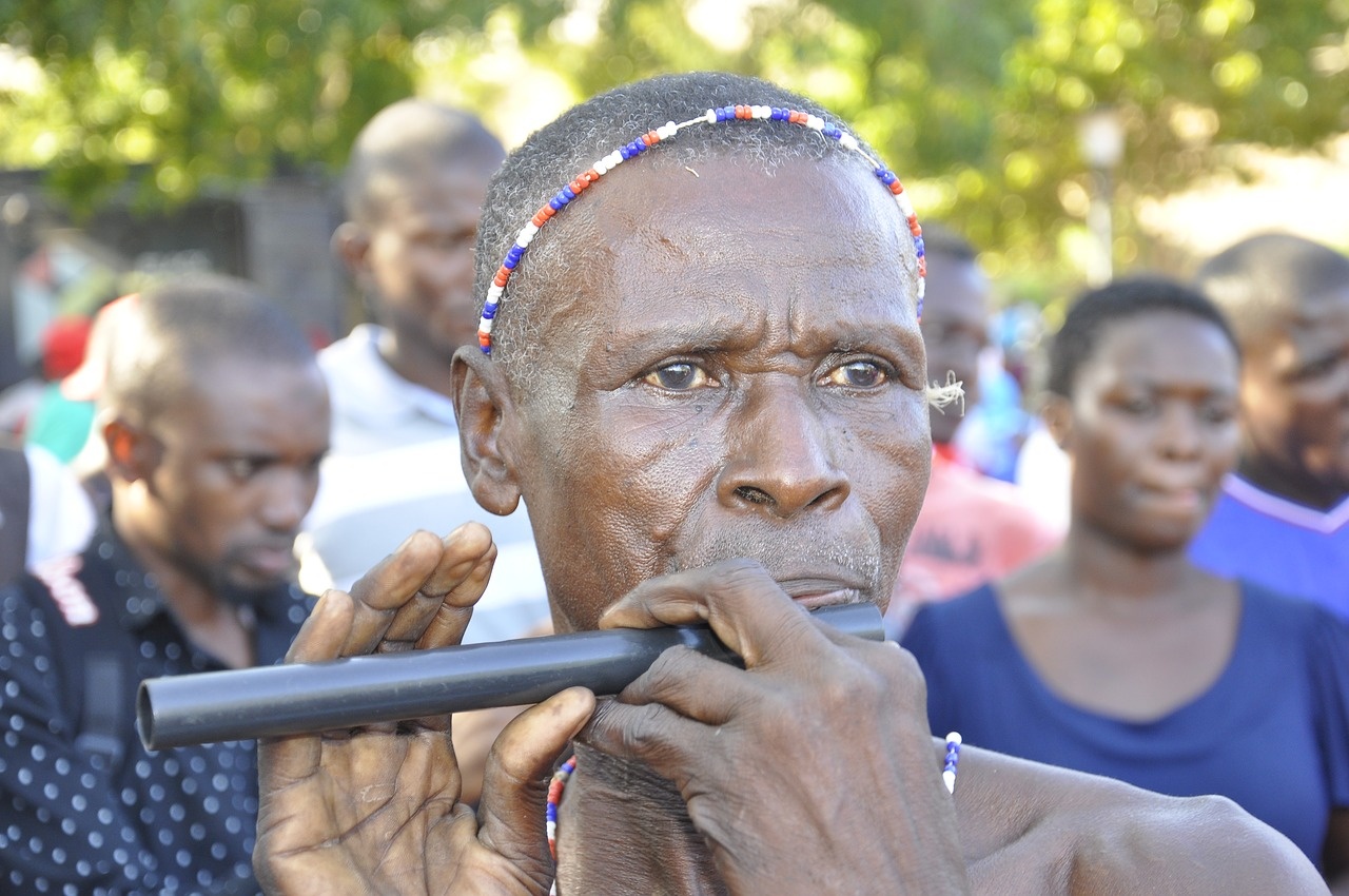 Masaj hrající na flétnu tradiční africké melodie.