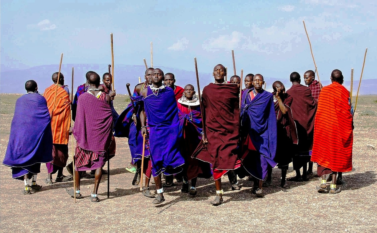 Masajští válečníci v tradičních modrých a červených barvách.