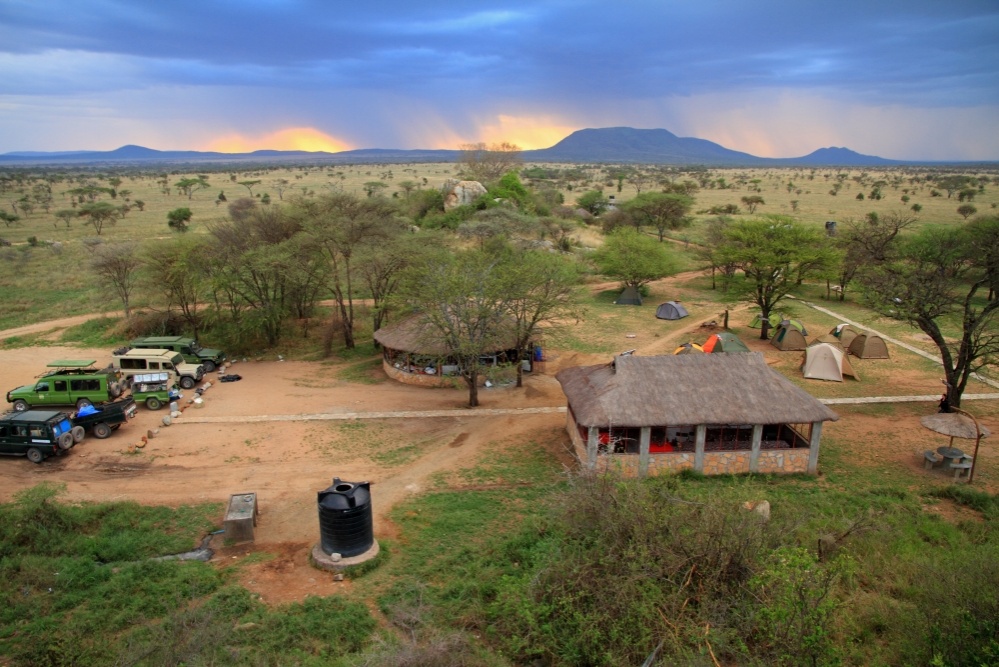 bigstock-safari-camp-in-the-serengeti-40887511_1000