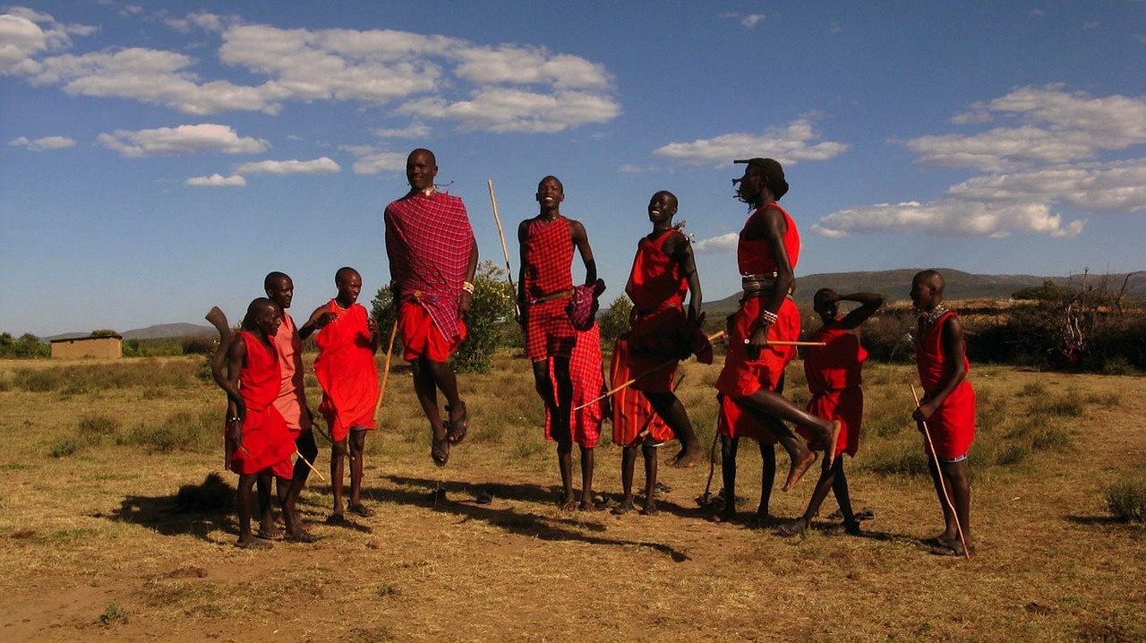 Skupina masajských válečníků ve výskoku.